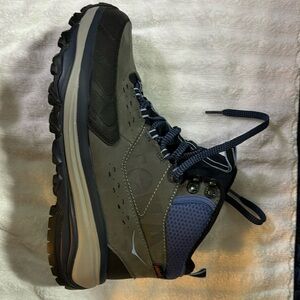 HOKA One One women’s TOR Summit Mid WP size 10.5.